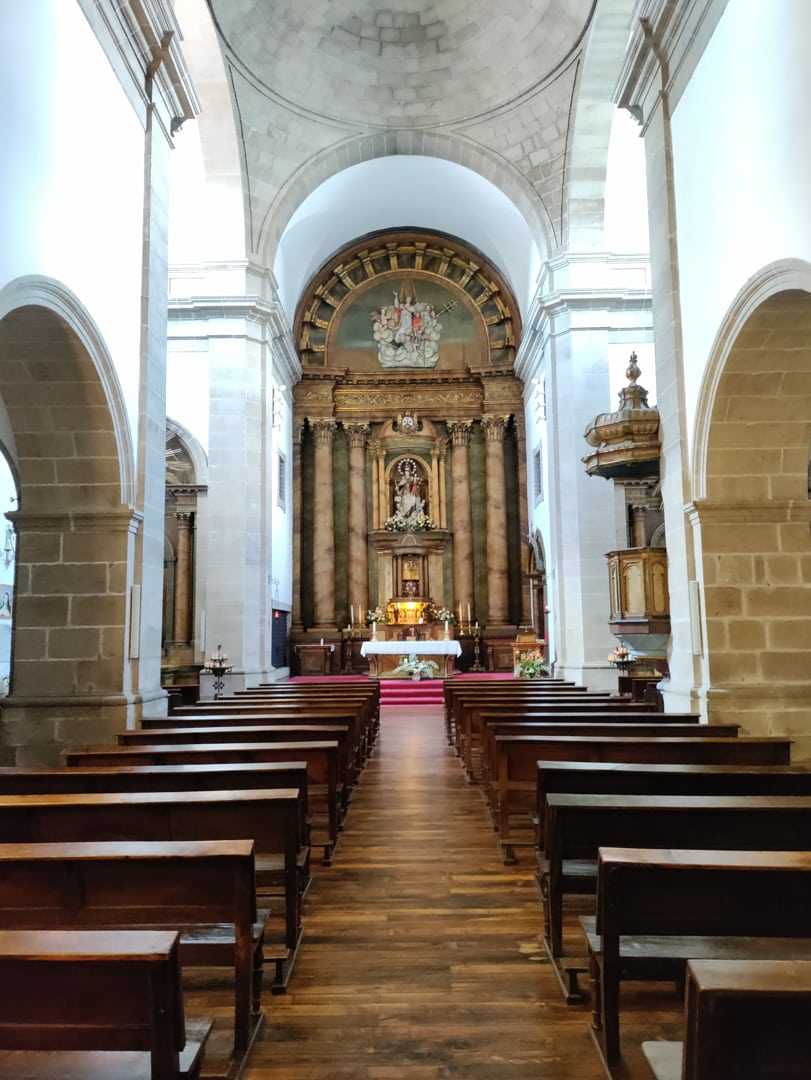 Interior da Igrexa das Carmelitas.