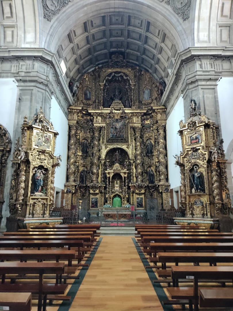 Interior da Igrexa de San Paio de Antealtares.