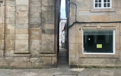 The narrowest street in Galicia is in Santiago de Compostela.