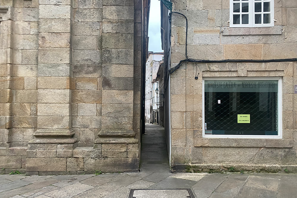 The narrowest street in Galicia is in Santiago de Compostela.