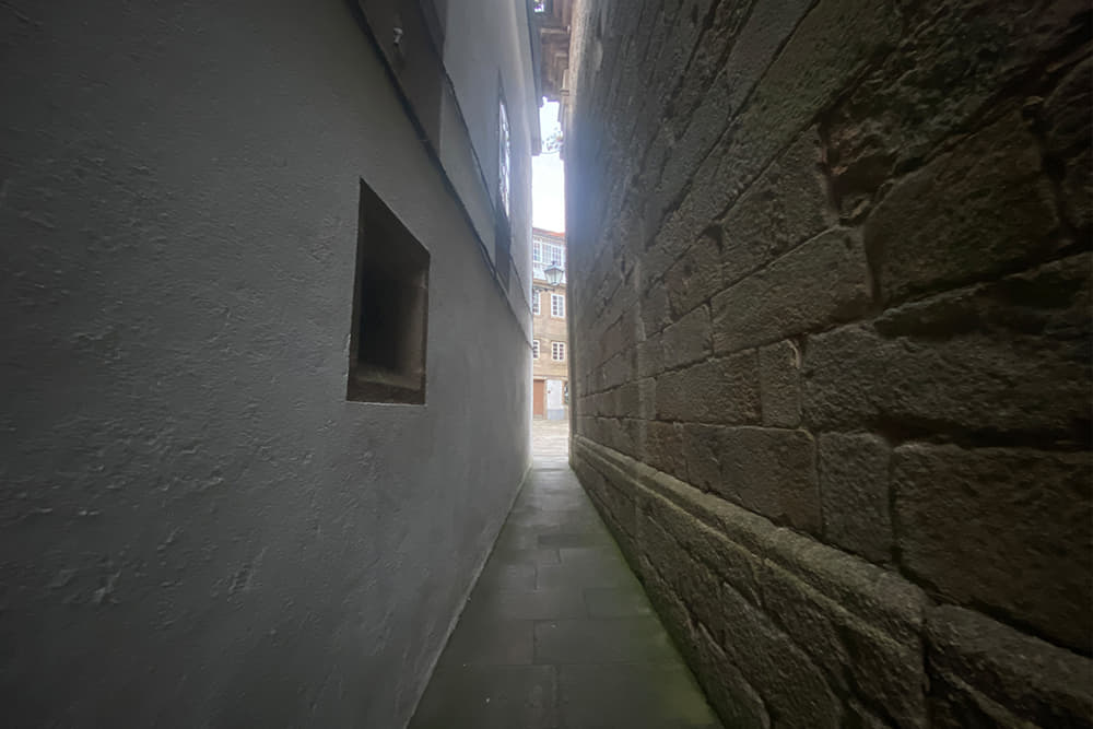 Rúa da Oliveira, the narrowest street of Santiago de Compostela