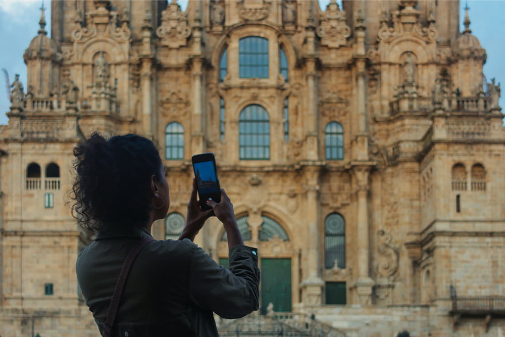 turista-fotografia-catedral-de-santiago-web Las calles compostelanas acogen una agenda cultural con música y espectáculos en vivo.